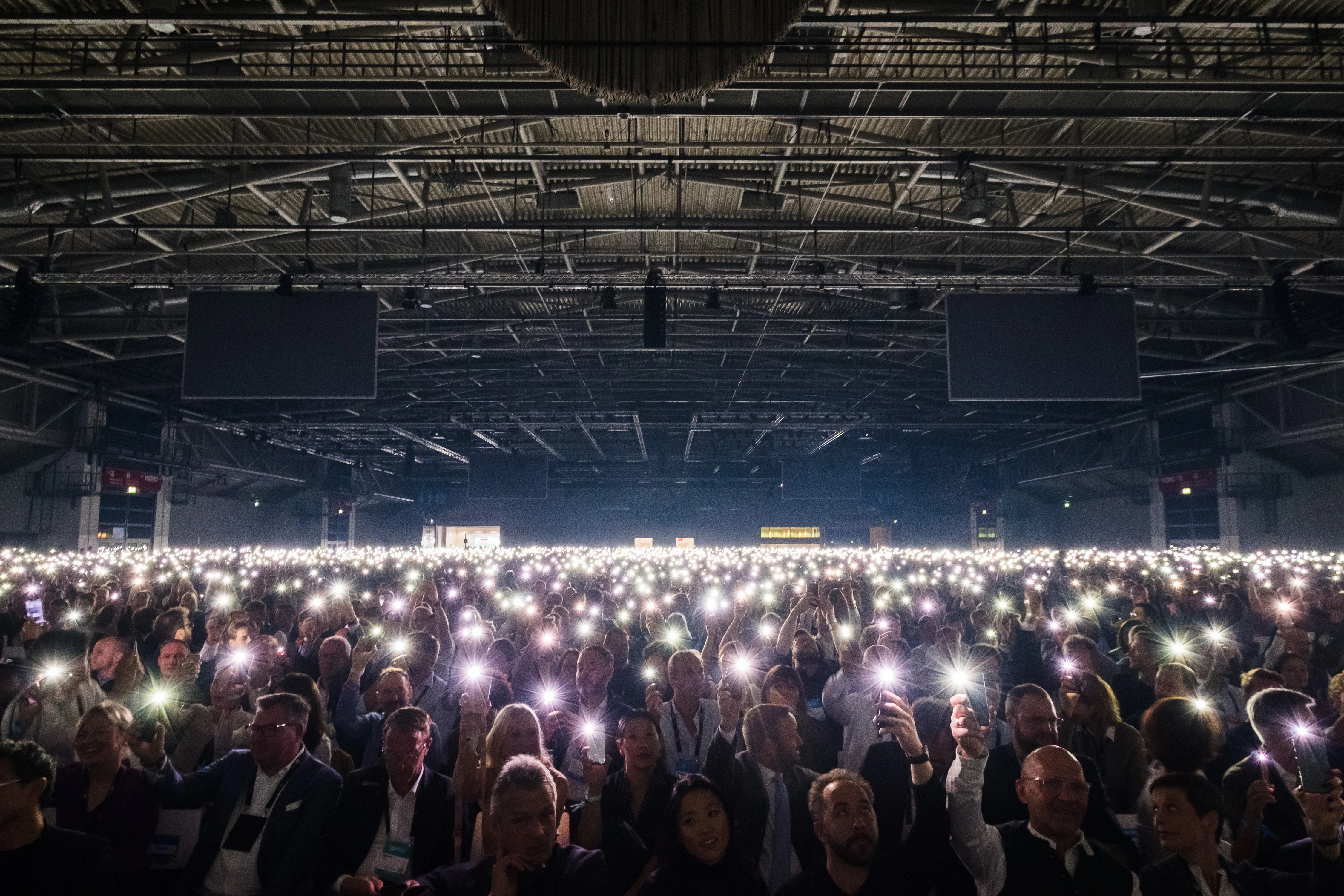 Bits & Pretzels 2019 - Thousands of phone flashlights raised across the audience ahead of the headline session